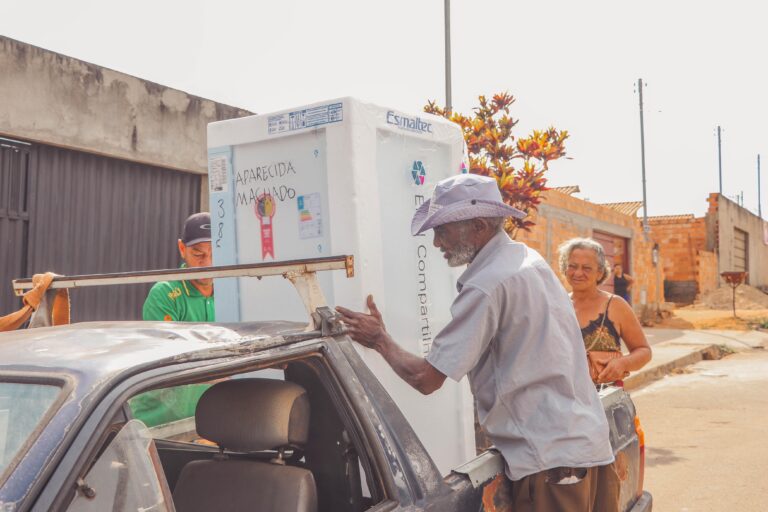 Senador Canedo entrega refrigeradores em ação social