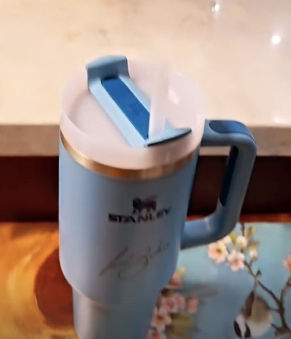 Katia Aveiro tem a caneca da moda. Custa 50 euros e... está autografada