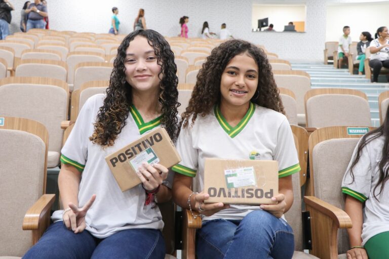 Pellozo entrega mais tablets e chips a alunos da rede municipal