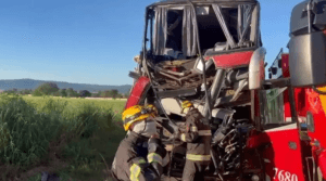 Colisão entre ônibus e carreta