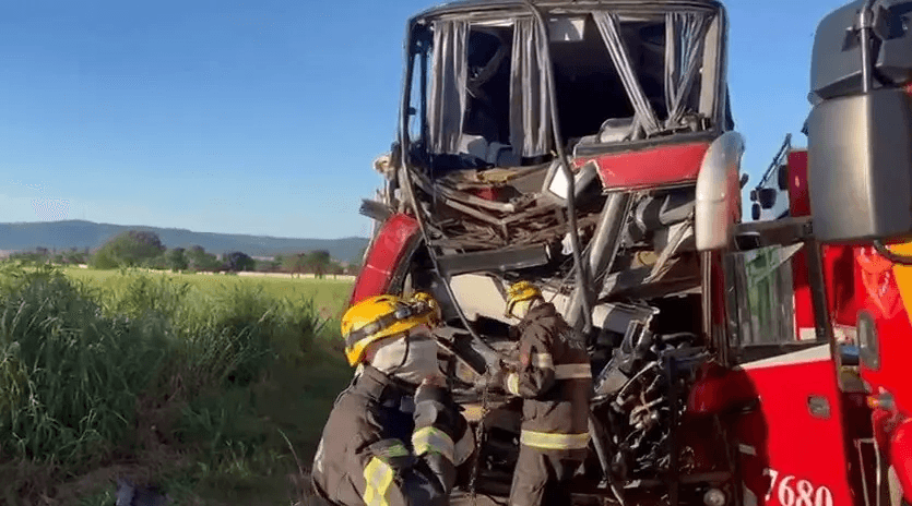 Colisão entre ônibus e carreta