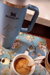 Katia Aveiro tem o copo da moda. Custa 50 euros e... está autografado