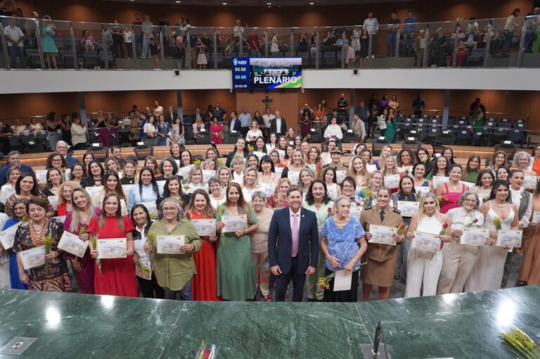 Em noite solene proposta pelo deputado Bruno Peixoto, Alego homenageou mulheres que se destacam em Goiás