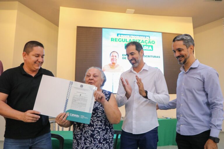 Pellozo entrega mais 133 escrituras a famílias de Senador Canedo