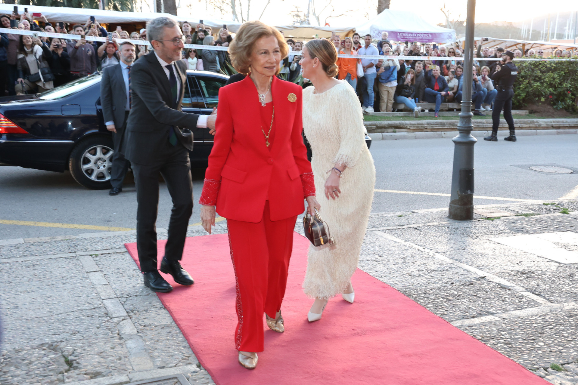 Rainha Sofía de Espanha recebe medalha e agradece em catalão