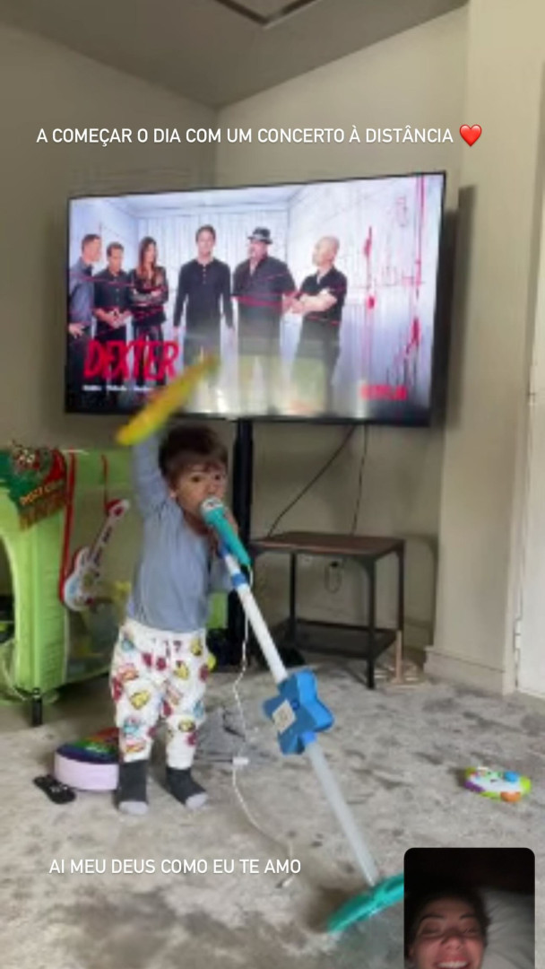 Carolina Carvalho mostra filho Lucas a ‘dar um concerto’