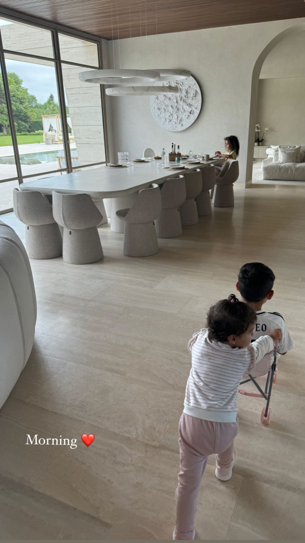 Georgina Rodríguez mostra Bella a brincar com Mateo