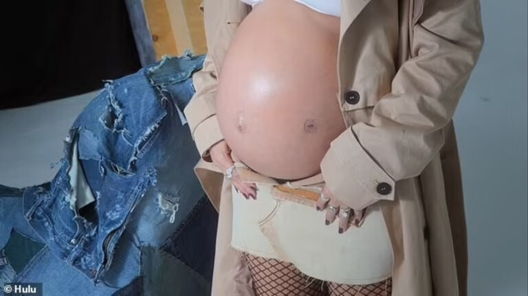 Kourtney Kardashian exibe cicatriz da cirurgia de emergência na gravidez