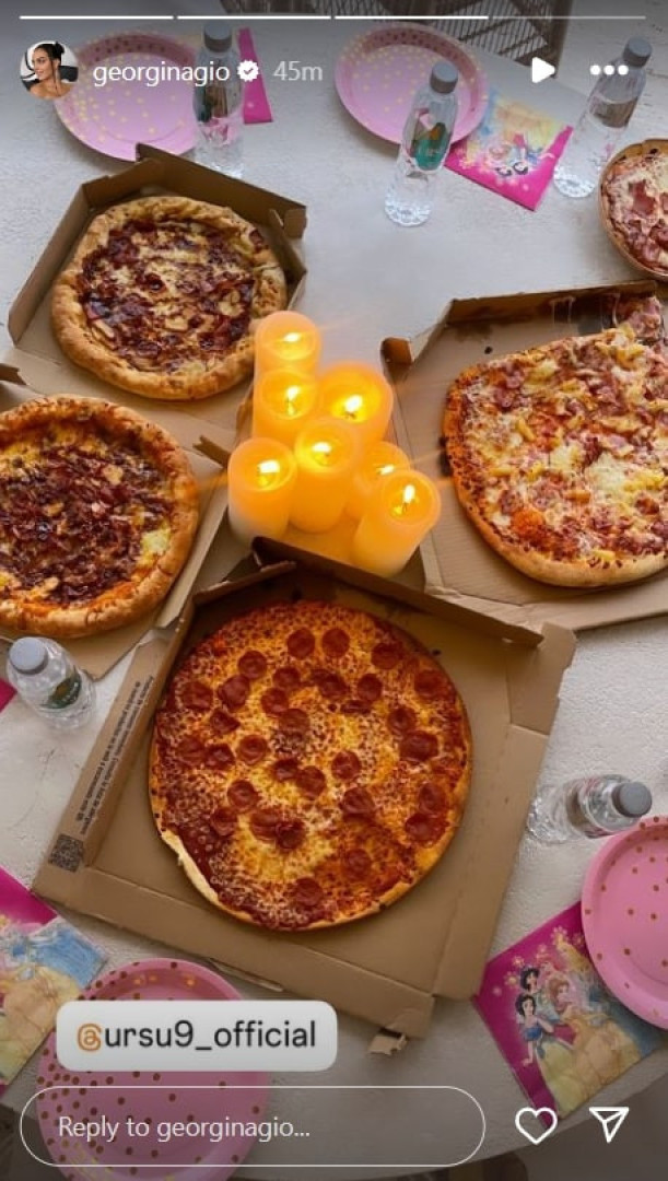 Noite de pizza para os pequenotes! Georgina Rodríguez (ainda) de férias