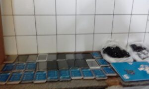 Agente carcerário é flagrado com 40 celulares quando chegava na CPP