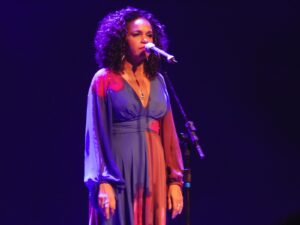 Além da voz maturada, Teresa Cristina dá corpo à obra ainda atual de Noel Rosa em show politizado