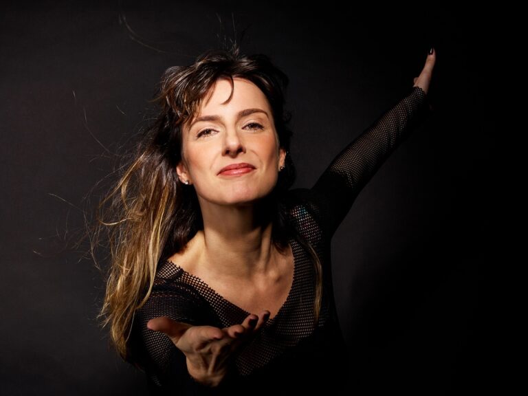 Anna Ratto corrige distorção e vai mais longe no álbum de intérprete ‘Tantas’