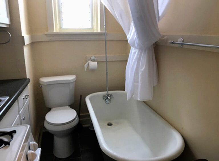 Apartamento nos EUA tem cozinha e banheiro no mesmo cômodo
