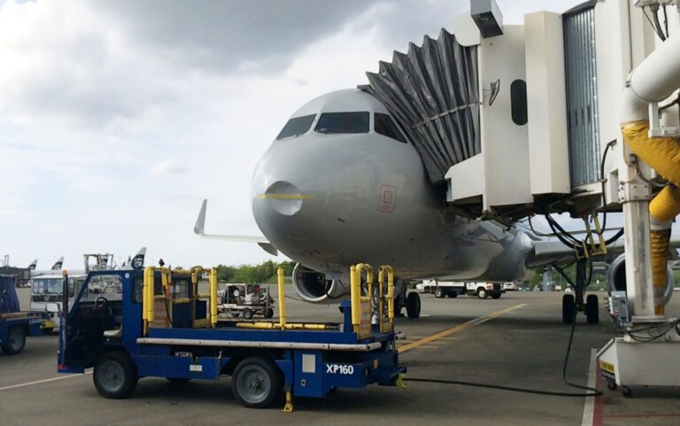 Bêbado, carregador de bagagens dorme em avião em Kansas e acorda em Chicago