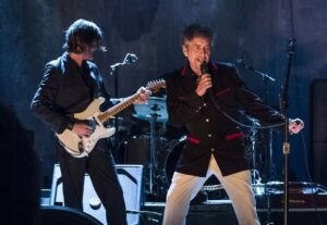 Bob Dylan, Kesha, St. Vincent e outros refazem clássicos românticos com letras LGBT