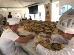 Bósnia tenta bater recorde mundial servindo 13 mil panquecas em 8 horas