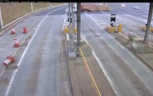 Carreta carregada de milho tomba em pedágio e se arrasta pela pista na BR-060, em Goianápolis; veja vídeo