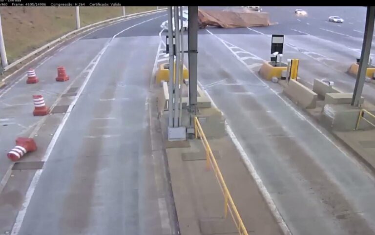 Carreta carregada de milho tomba em pedágio e se arrasta pela pista na BR-060, em Goianápolis; veja vídeo