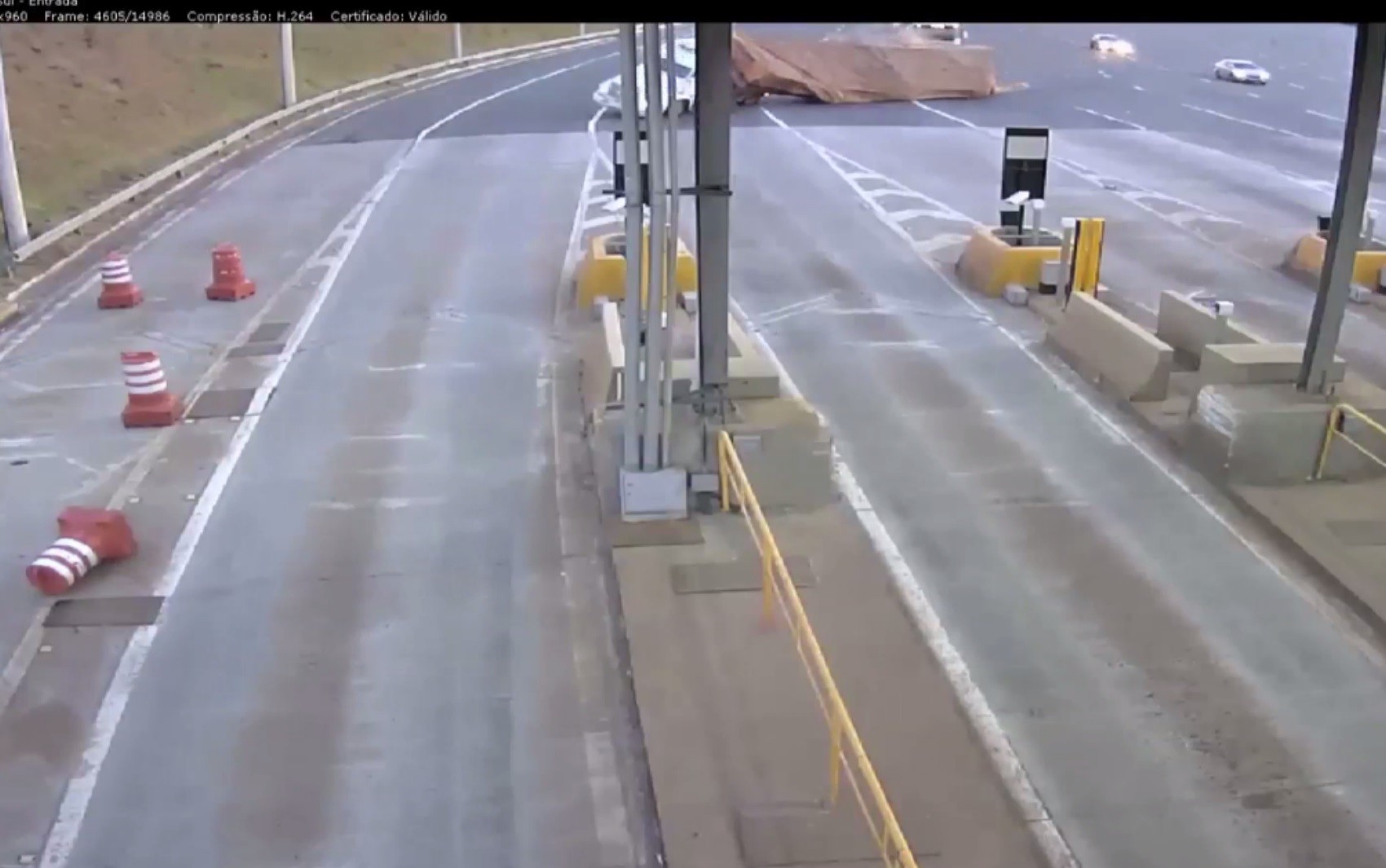 Carreta carregada de milho tomba em pedágio e se arrasta pela pista na BR-060, em Goianápolis; veja vídeo