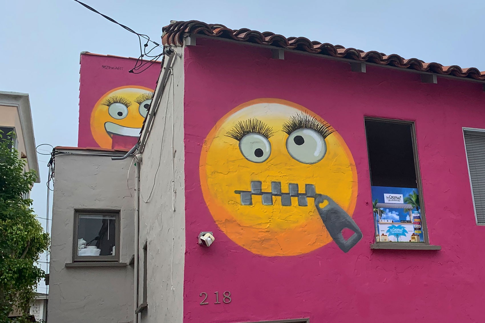 Casa com pintura de emojis é posta à venda após polêmica na Califórnia