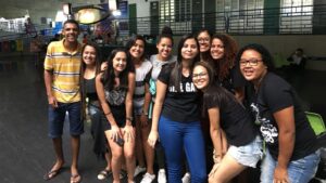 Com 2 mil barquinhos de papel, fã-clube de Anavitória viaja 2,4 mil km para show no Campus Festival