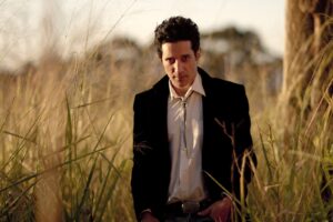 Com clipe para filho autista, Godá promove álbum que evoca o folk e country dos EUA