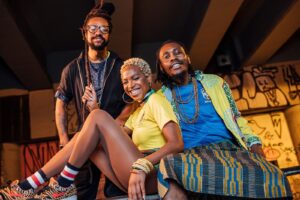 De olho no lance, Rincon bate bolão com Rael e Conka em samba-rap sobre futebol