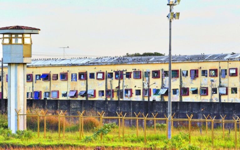 Detentos usam escada improvisada e fogem de presídio após pular muro