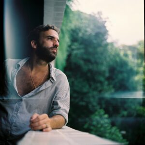 Dez anos após estreia solo, Camelo faz o primeiro álbum de estúdio desde 2011