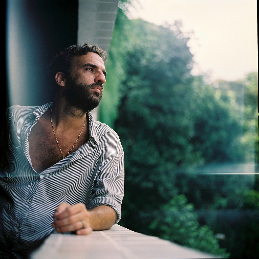 Dez anos após estreia solo, Camelo faz o primeiro álbum de estúdio desde 2011