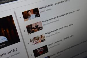 Google volta a pagar compositores brasileiros por clipes no YouTube após acordo com editoras