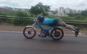 Jovem é detido após fazer manobra 'Superman' em ciclomotor na BR-153, em Anápolis; veja vídeo
