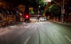 Jovem embriagado é preso após bater carro de luxo contra proteção de ponto de ônibus em Goiânia, diz polícia