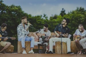 Lucas Lucco apresenta primeiro single de EP acústico gravado à beira de lagoa