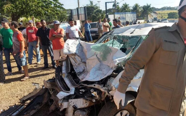 Motorista de carro perde controle, bate em traseira de caminhão parado; acidente deixa uma pessoa morta na GO-080, em Nerópolis