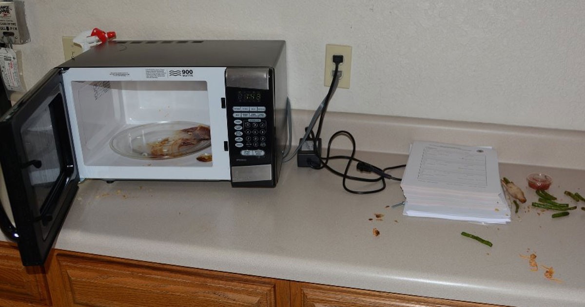 Mulher invade posto policial, come jantar de agente, foge, mas esquece documentos no local e é identificada