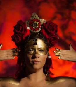 Música de Caetano ressurge com toque indiano em álbum de cantora budista