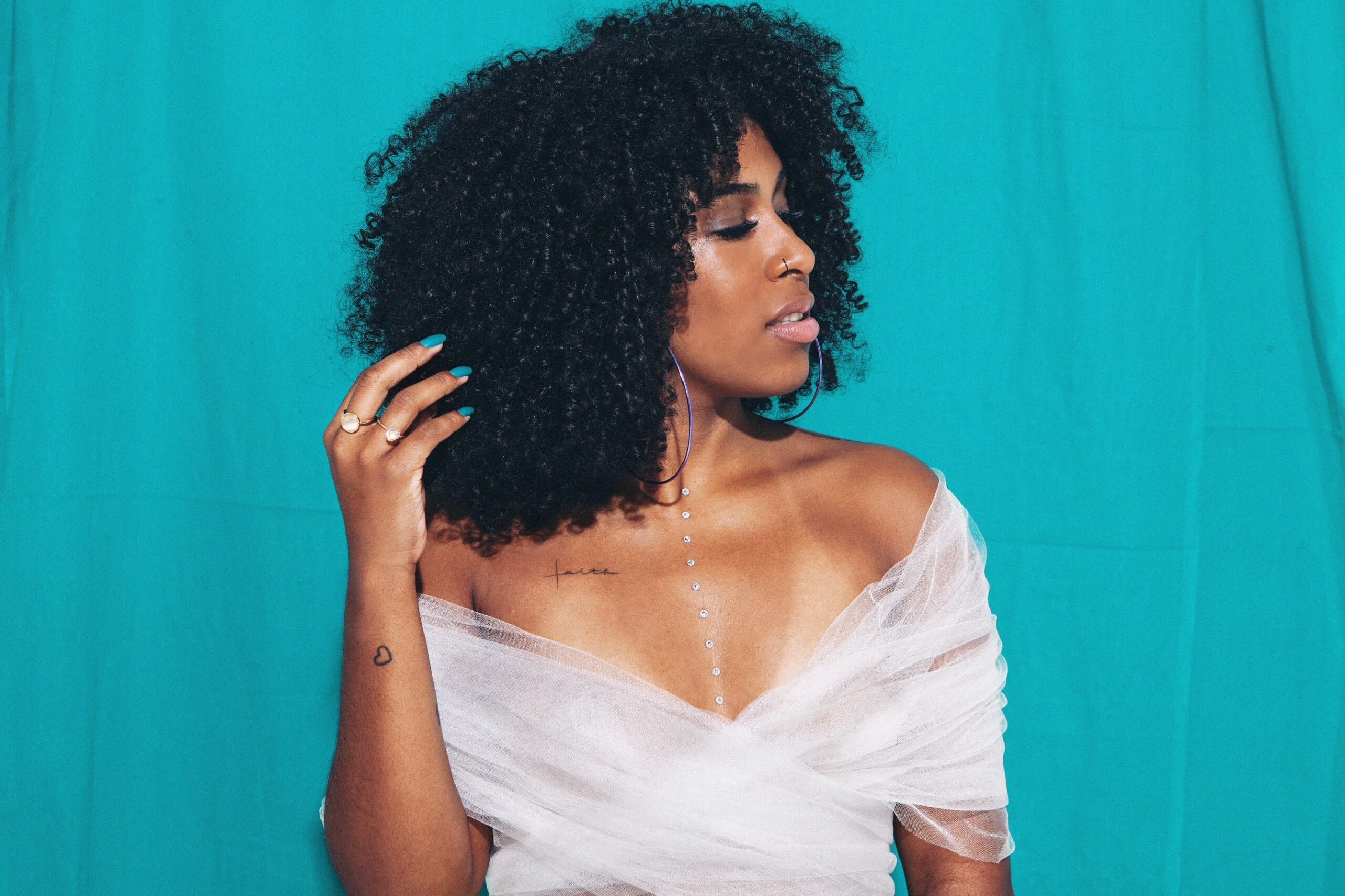 Na batida do coração, Drik Barbosa reflete quebra da corrente machista em 'Espelho'