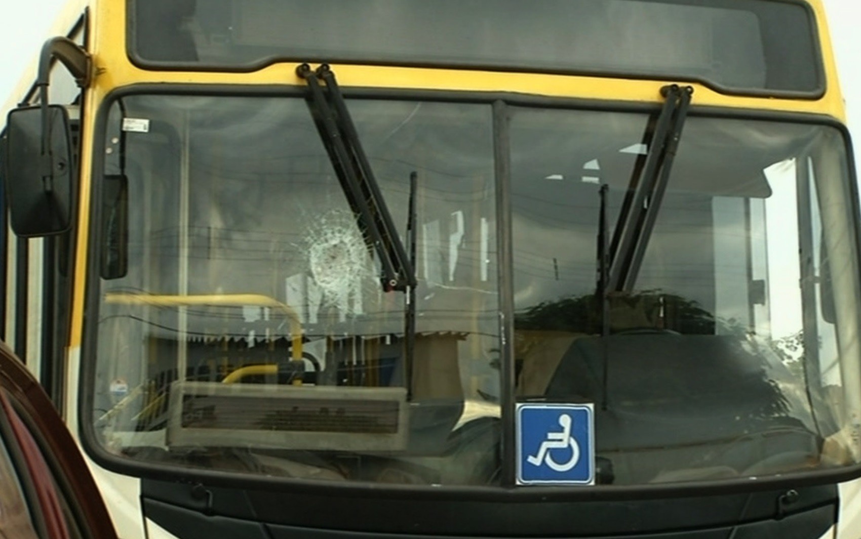 Oito ônibus são apedrejados enquanto passavam pela BR-040, em Luziânia