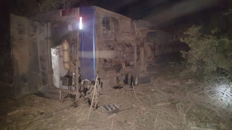 Ônibus com time de futebol tomba e deixa dois mortos na BR-226 no Maranhão