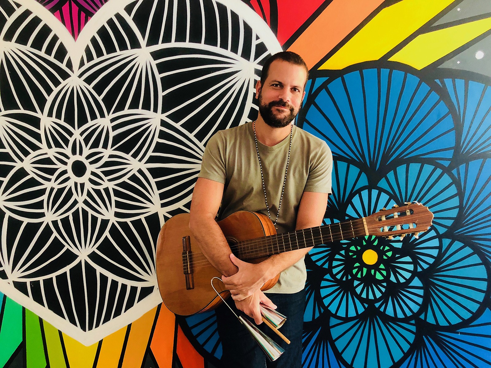 Parceiro de Sandy e Iorc, Daniel Lopes cai no samba com o EP 'Todo mundo é DJ'