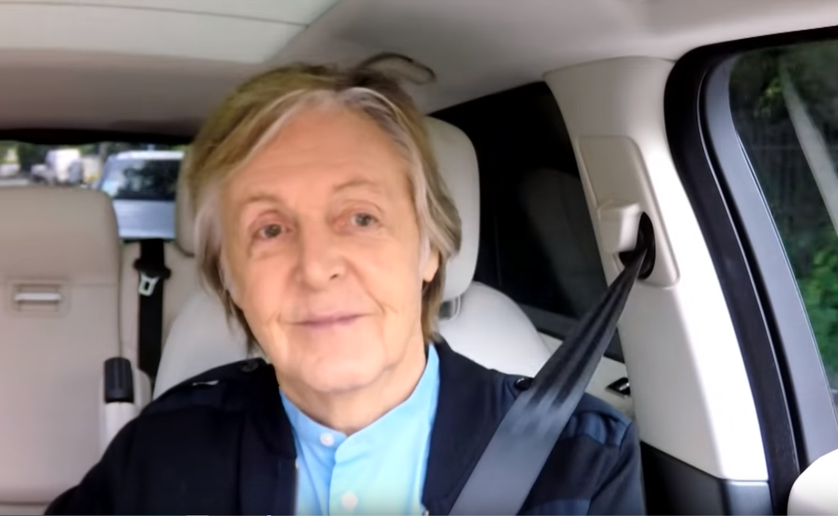Paul McCartney canta hits e música recém-lançada em 'karaokê' dentro de carro em programa de TV