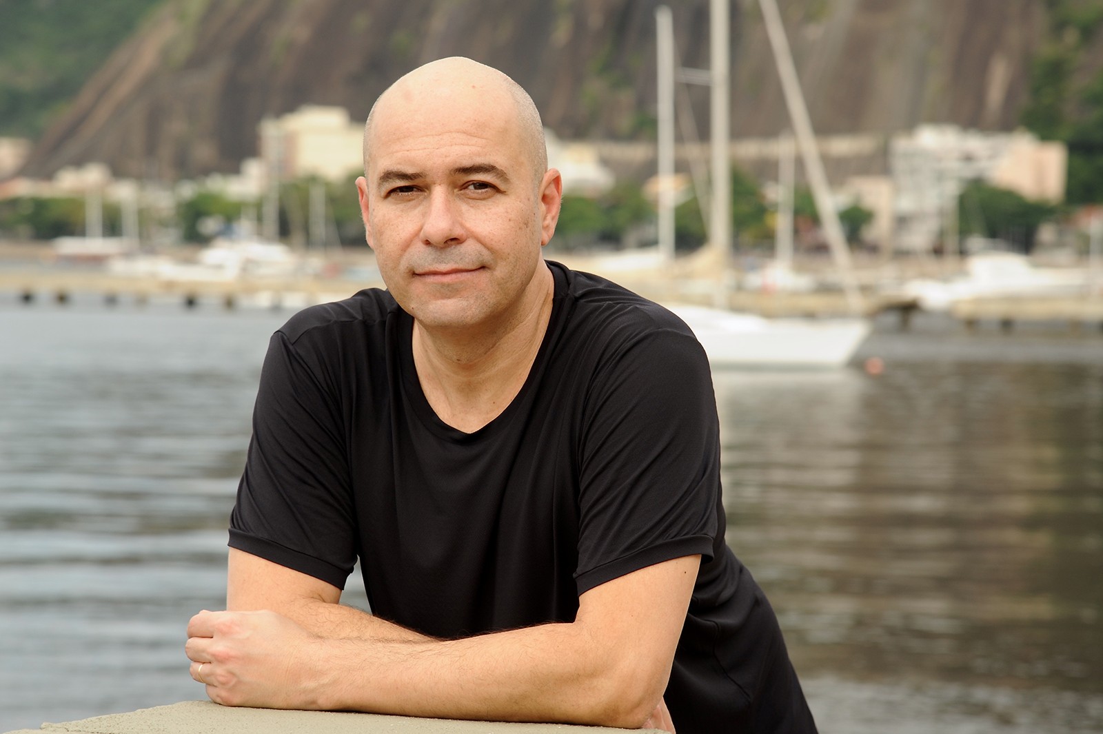 Pianista paulista Hamleto Stamato cruza 'Ponte aérea' para tocar Baden e Jobim