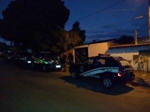 Polícia prende grupo suspeito de roubar carros no DF para revender em GO