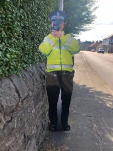 Policial de trânsito de cartolina é furtado na Escócia