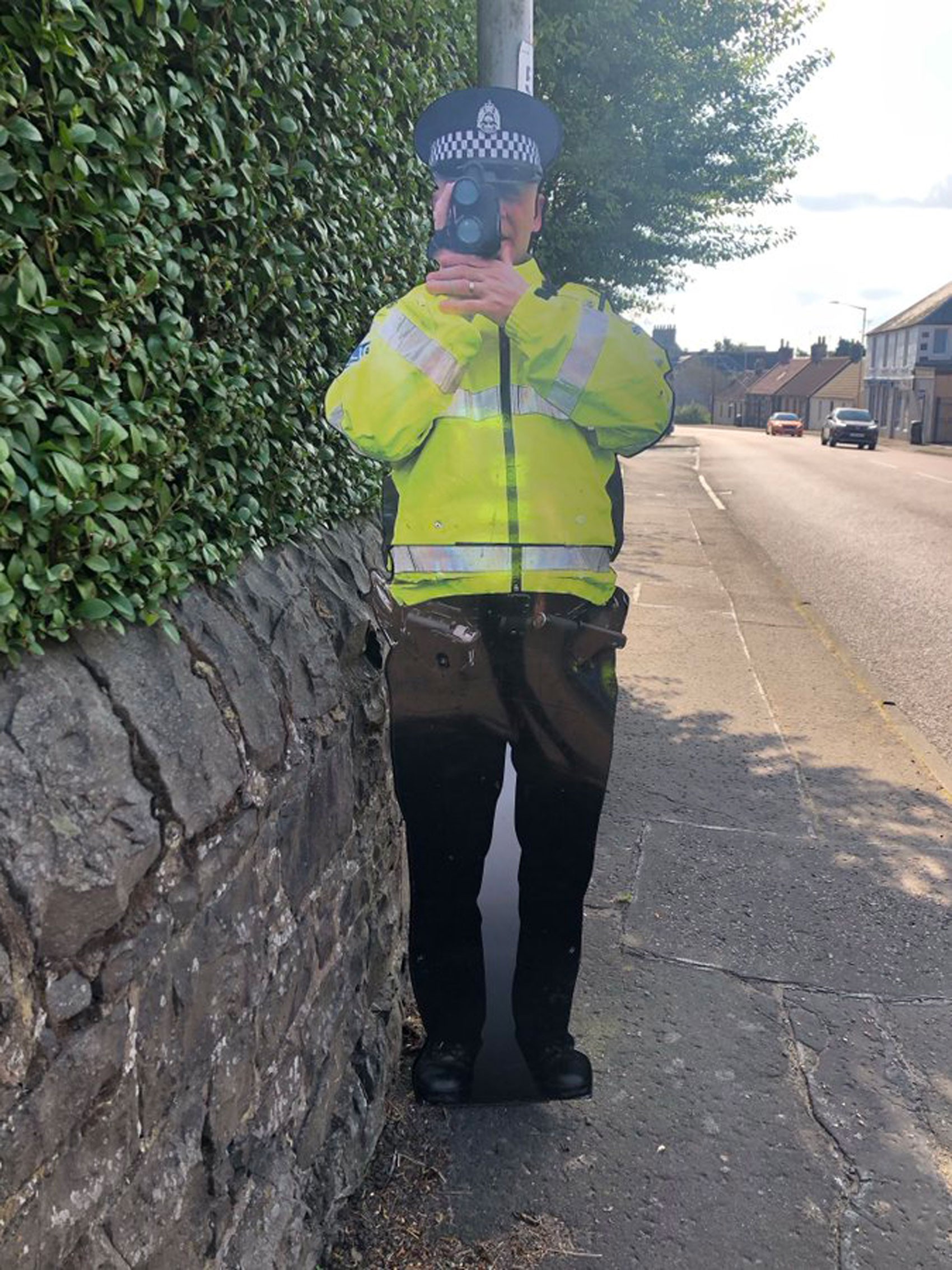 Policial de trânsito de cartolina é furtado na Escócia