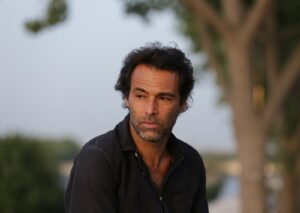 Rogê celebra herança de imigrantes na travessia intercontinental de 'Nômade'