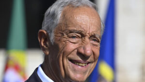 Tony Carreira condecorado com o grau de Comendador por Marcelo em Paris