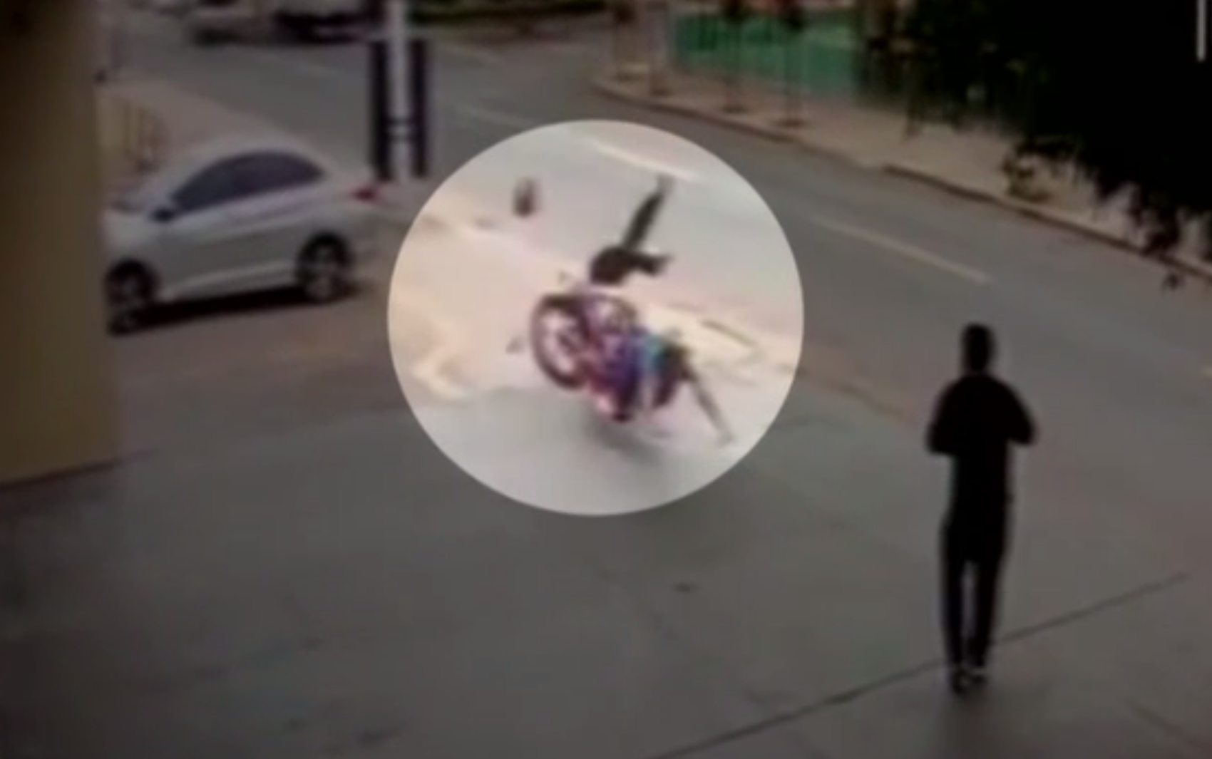 Vídeo mostra moto desgovernada invadir calçada, arremessar idoso e atingir empresário em Goiânia