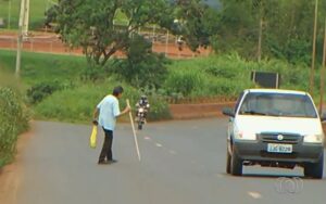 Carreta danifica passarela e pedestres se arriscam para atravessar a BR-060